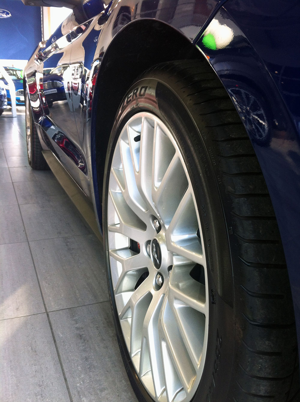 elle claque la Ford MUSTANG